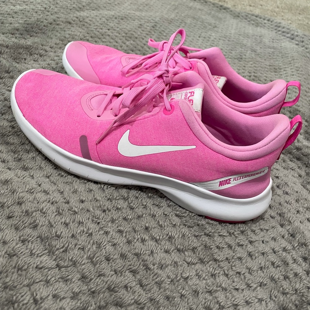 Womens nike shoes size 8.5